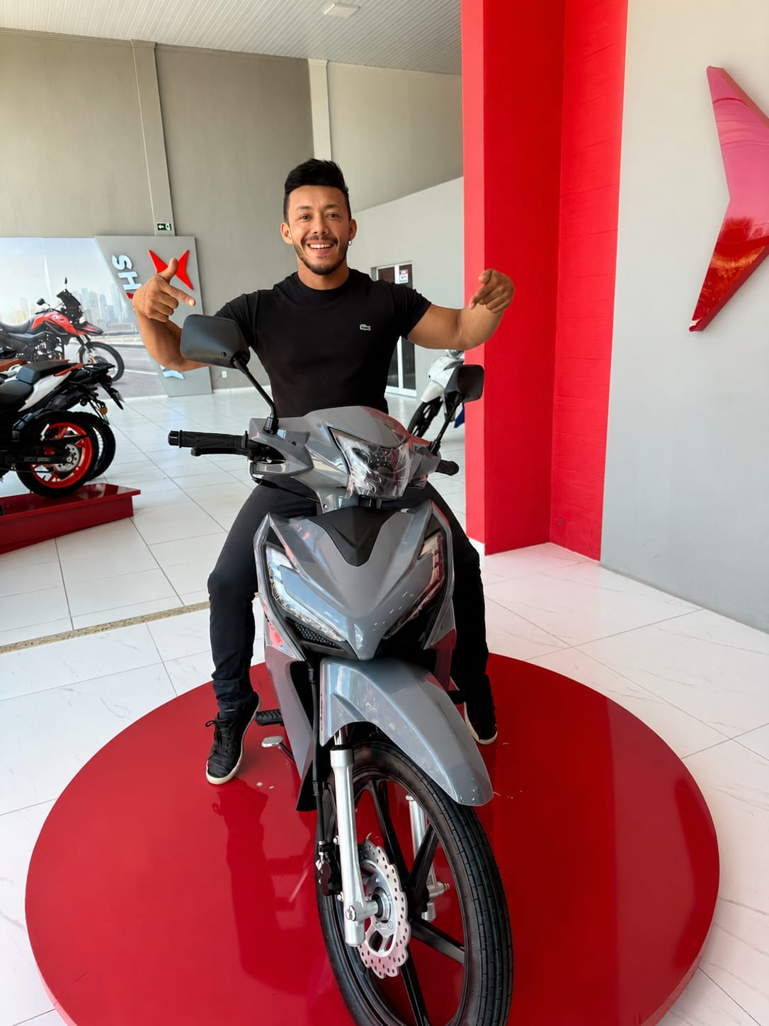 Pronta pra rodar — cliente com sua moto Shineray