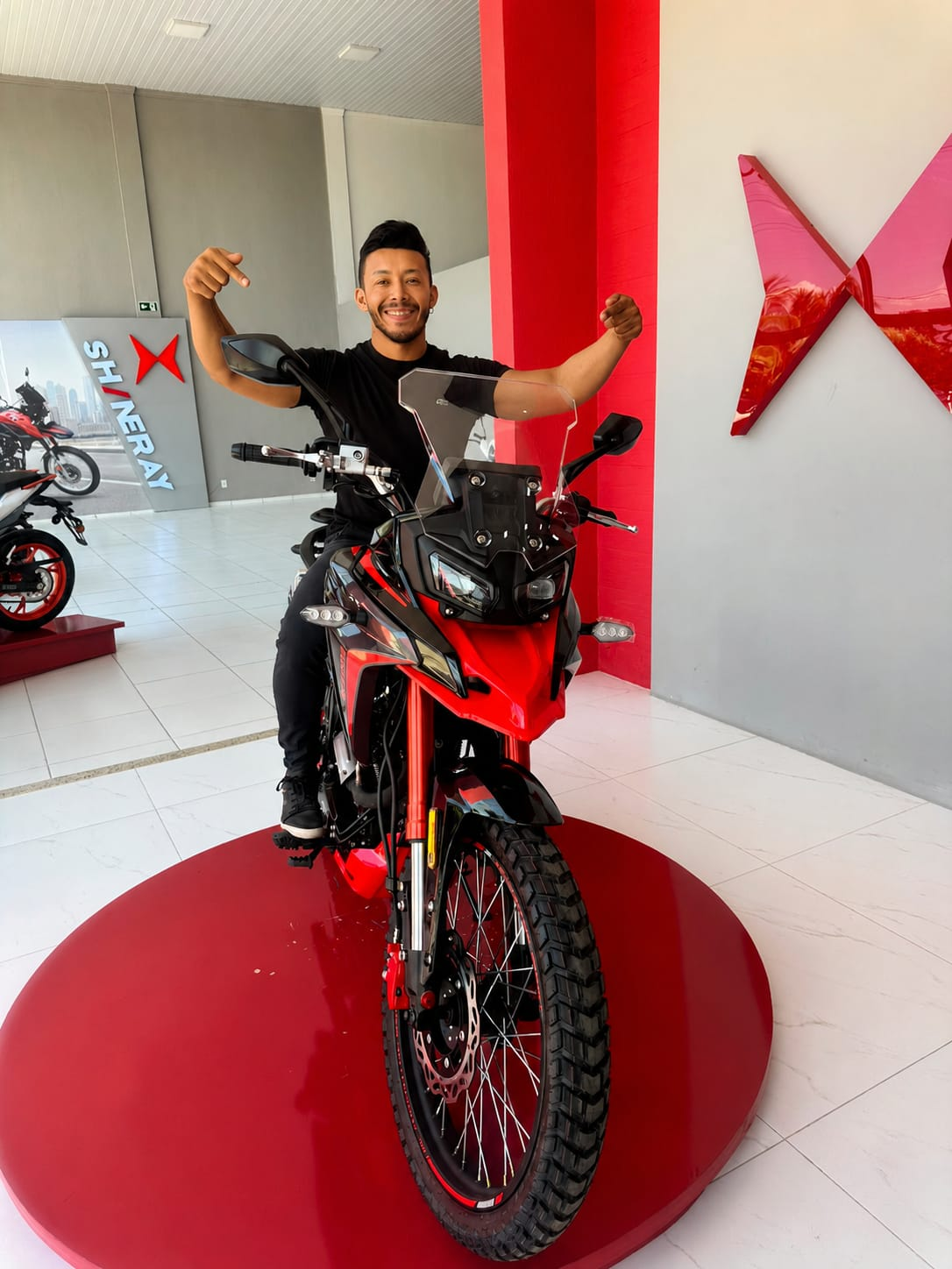 Showroom Shineray — cliente com sua moto Shineray
