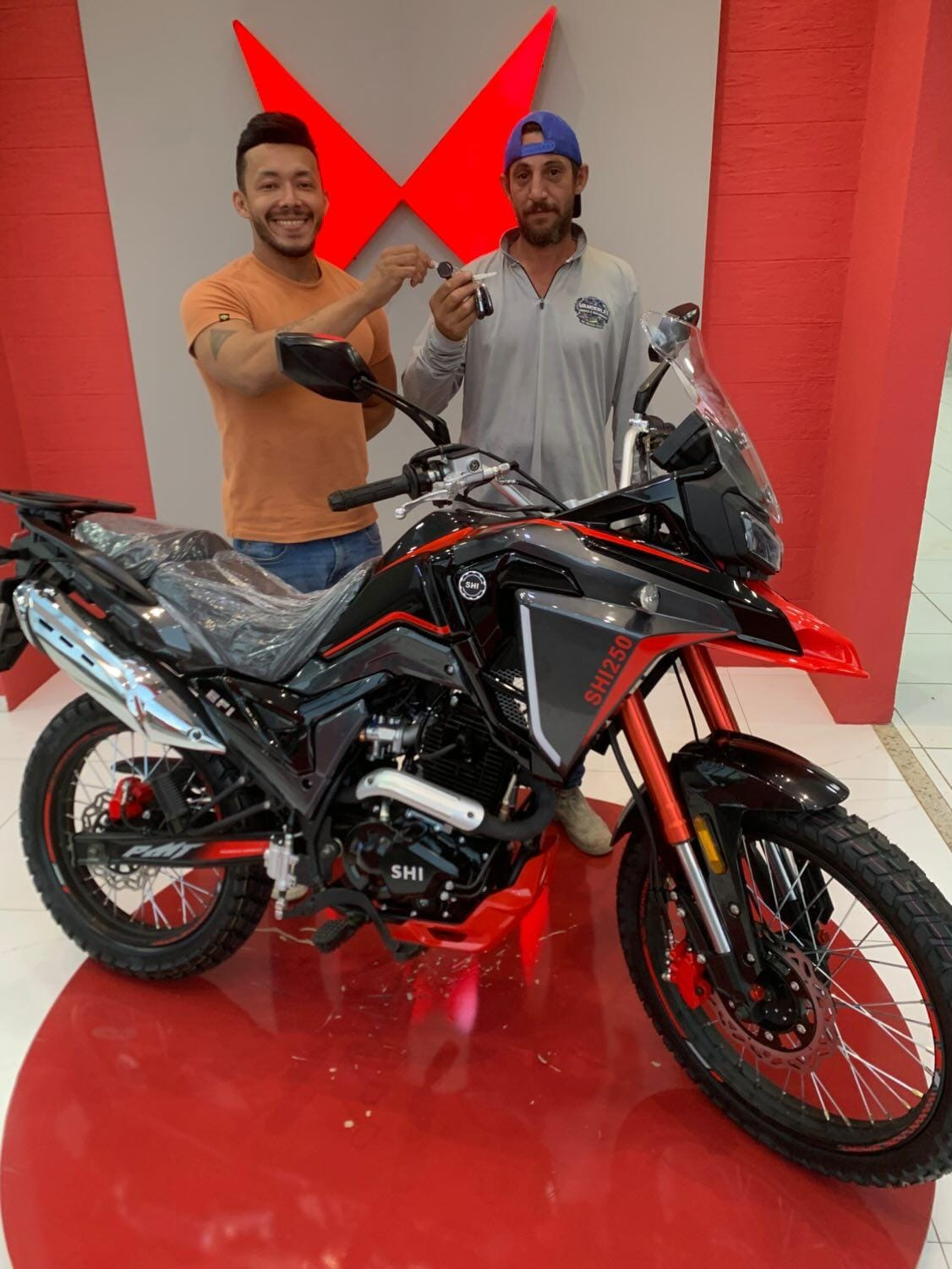 Mais uma entrega — cliente com sua moto Shineray