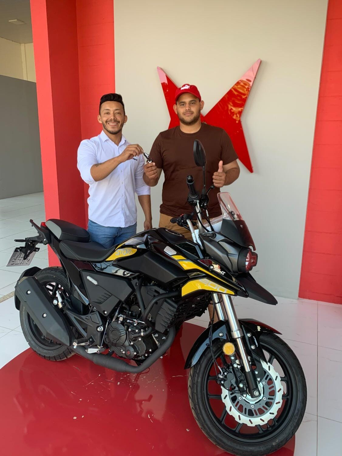 Cliente contemplado — cliente com sua moto Shineray